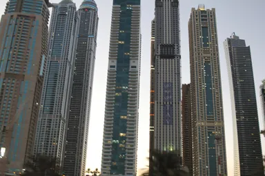 ドバイの同じ大きさの同じ高さのデザインが違うビルが揃って並ぶ光景