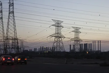 ドバイの街のはずれにある巨大な発電所の夜景