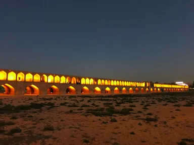 夜のオレンジの淡い光でライトアップされたシーオセ・ポルの橋