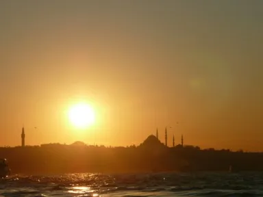 船から眺める夕暮れのイスタンブールのモスクが並ぶ景色