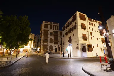 ジェッダの夜の旧市街の人の少ない通りと出窓がおしゃれな家々