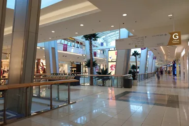 巨大なレッドシーモールには見たことのある店がたくさん並ぶ