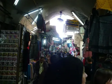 エルサレム旧市街の細い商店が並ぶ通りにはすれ違うのも大変な人々