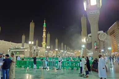 メディナの夜に閉じる巨大な傘と広大な祈りの空間