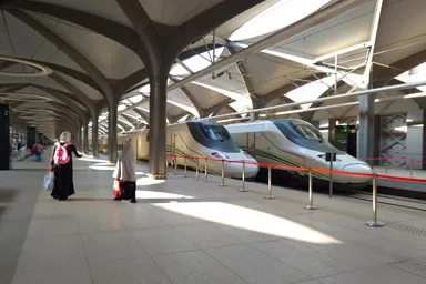 砂漠を走る高速鉄道とスペインの技術