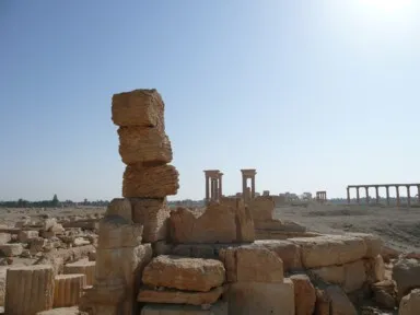 ほんの少しの力で崩れてしまいそうなパルミラの遺跡風景