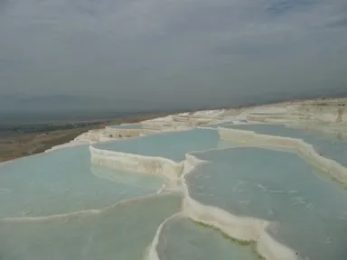 パムッカレの段々になった石灰棚の水色の池が続く光景