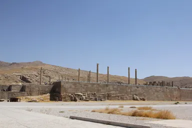 巨大な土台の上に建つペルセポリス