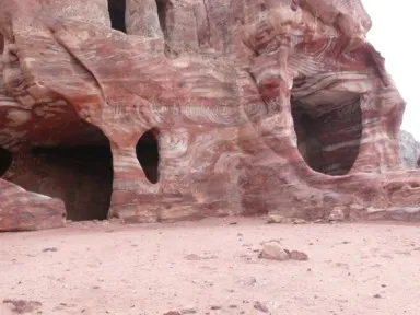 ペトラの洞窟のマーブル模様でおいしそうな地層の風景