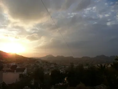 小さなワディ・ムーサの町の夕暮れの光景