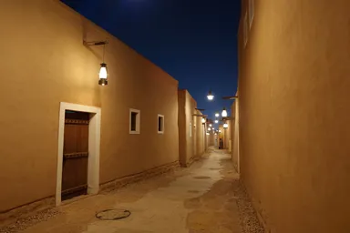 夜のランプ風の光が灯るディルイーヤ
