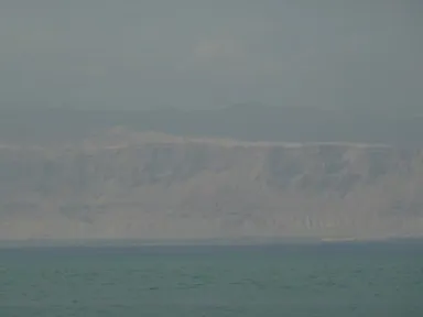 対岸のイスラエルが見える死海の風景