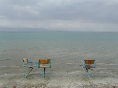 砂浜替わりの白い結晶と真っ青な死海の海