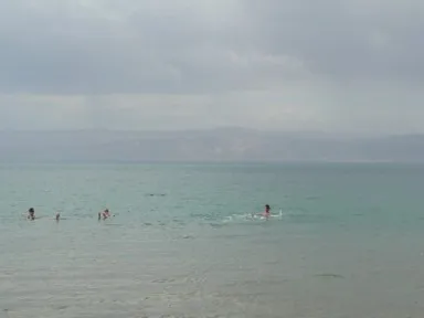 死海で足を蹴り出すと浮かぶ瞬間