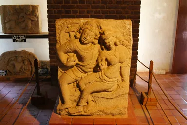アヌラーダプラのイスルムニヤ精舎のヒンドゥーっぽい男女の恋人の像