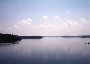 湖のような広さで波のない空を写す川の風景