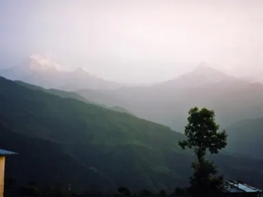 ポカラのダンプスの朝のアンナプルナのヒマラヤ山脈が顔を出す景色