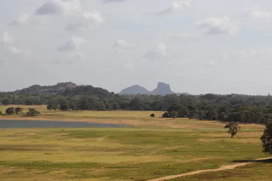 ダンブッラから遠くに見えるシーギリヤロックの風景