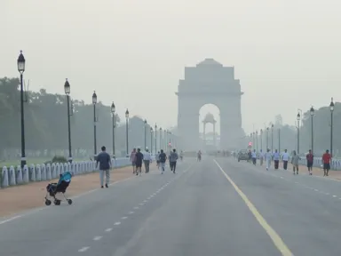 インド門で朝に散歩をしたりする人々