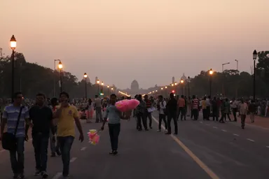 インド門の夕方のお祭りのようなにぎやかさ