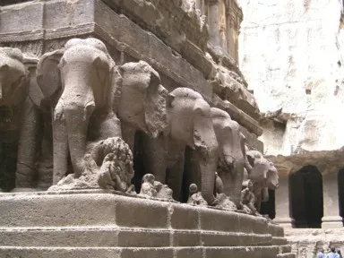 エローラのカイラーサナータ寺院の建物を支える象たちの像