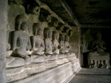 エローラの仏教石窟群の奥の暗闇に仏像が並ぶ様子