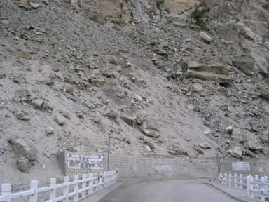 カラコルムハイウェイの道路に落ちる落石と落ちてきそうな岩