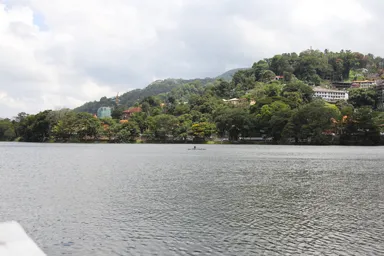 キャンディの湖畔に広がる穏やかな風景