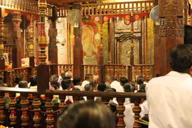 キャンディの仏歯寺の1日3回だけ公開されるブッダの歯の儀式を待つ人々