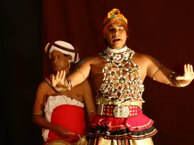 キャンディの伝統舞踊の踊りの様子