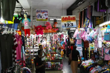 キャンディ・マーケットのごちゃごちゃと服や物が並ぶお店の風景
