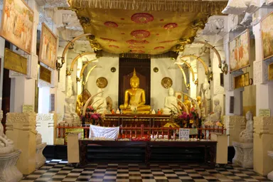 キャンディの仏歯寺の金色のブッダ像と象牙が飾られた部屋の様子