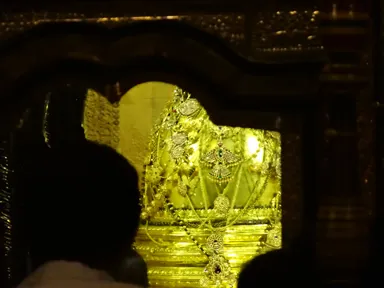 キャンディの仏歯寺の扉が開かれ金色の仏舎利が現れる瞬間の様子