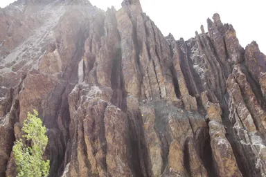 リゾン・ゴンパのそばのひだのようになった地層むき出しの地形