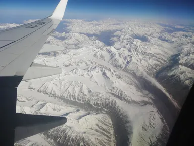 飛行機から見える氷河と白い山