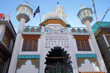 レーのメインバザールの正面にあるモスク