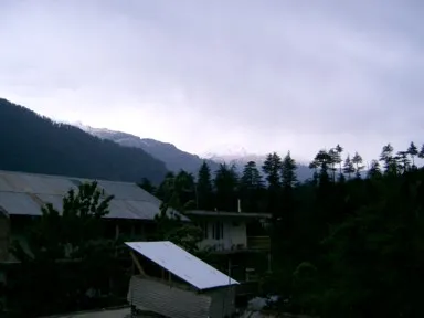 オールドマナリから見える雪のヒマラヤの光景
