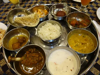 銀の食器に乗ったカレーの写真