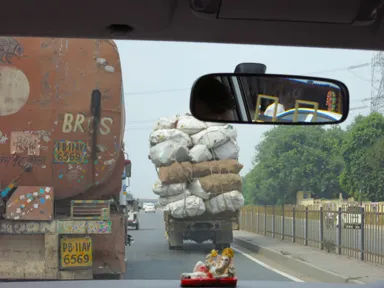 車の荷台にすごい高さまで荷物が積みあがっている様子