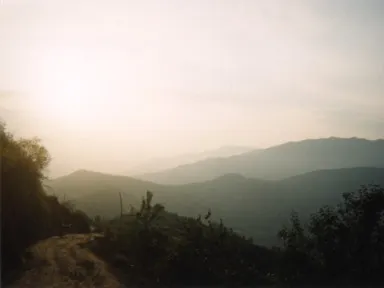 ナガルコットの夕暮れの山道と山の風景