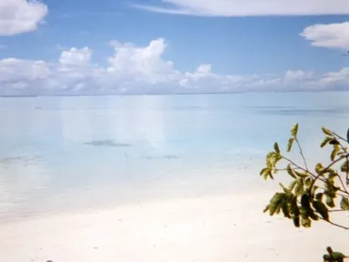 モルディブのオルヴェリの空を移す鏡のような波のない水色の海
