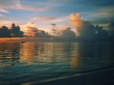 モルディブのオルヴェリの夕暮れのオレンジに染まる雲の風景