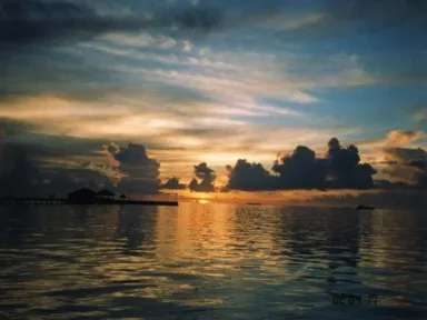 モルディブのオルヴェリの夕暮れの太陽が沈んだ後のオレンジを残す地平線