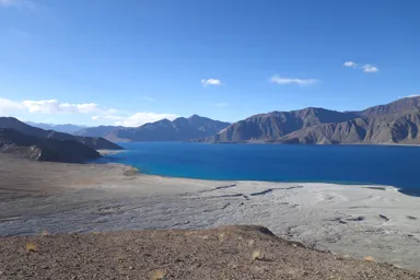 メラクの丘の上からの濃い青をしたパンゴン湖と山