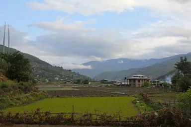 パロ郊外の日本の景色に似た畑と田んぼと山が広がる景色