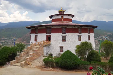 パロの円形をした建物のブータン国立博物館の景色