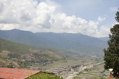 山の斜面から見下ろすパロの田んぼが広がる谷の風景