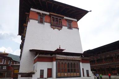 パロのリンプン・ゾンの内部の巨大な寺院の様子