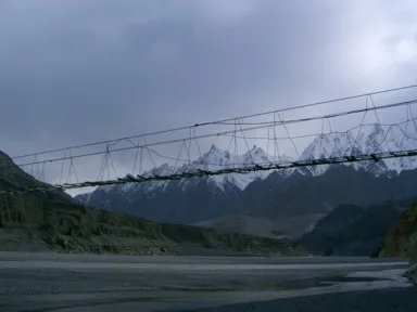 パスーの吊り橋とウルタルの山々