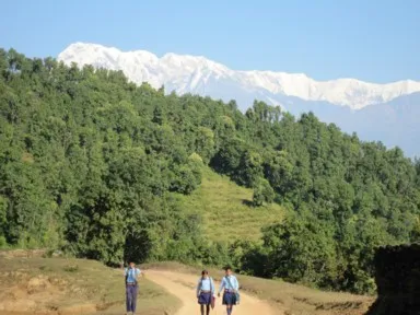 ポカラの雪のアナプルナを望む田舎道
